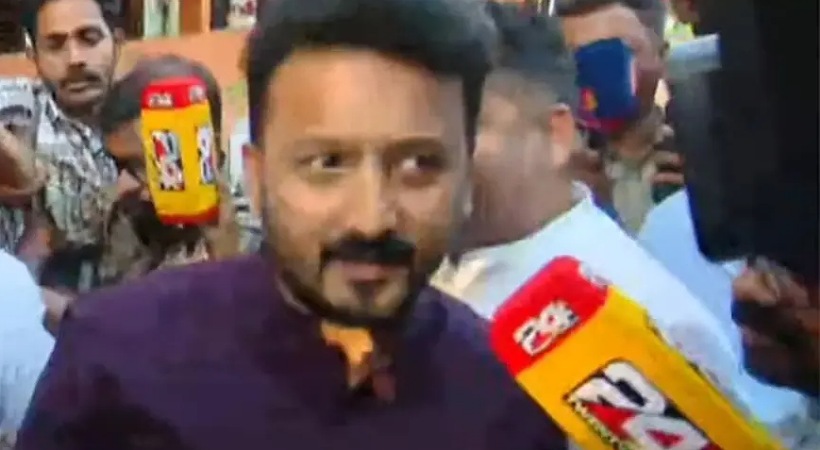 ഒളിവുജീവിതം കഴിഞ്ഞു! ബലാത്സംഗ കേസിലെ പ്രതി രാഹുൽ മാങ്കൂട്ടത്തിൽ എംഎൽഎ വോട്ട് ചെയ്യാൻ പാലക്കാട്ടെത്തി; പ്രതിഷേധം ശക്തം