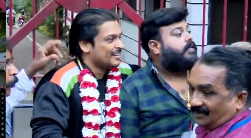 ജാമ്യത്തിൽ പുറത്തിറങ്ങി രാഹുൽ ഈശ്വർ; പൂമാലയിട്ട് സ്വീകരിച്ച് മെൻസ് അസോസിയേഷൻ