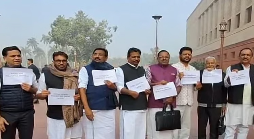 ‘പോറ്റിയെ കേറ്റിയെ …. സ്വര്‍ണം ചെമ്പായി മാറ്റിയെ… സ്വര്‍ണം കട്ടവരാരപ്പാ.. സഖാക്കളാണേ അയ്യപ്പ’; ശബരിമല സ്വര്‍ണക്കൊള്ളയില്‍ പാര്‍ലമെന്റിനു മുന്നില്‍ പാട്ടുപാടി യുഡിഎഫ് എംപിമാര്‍