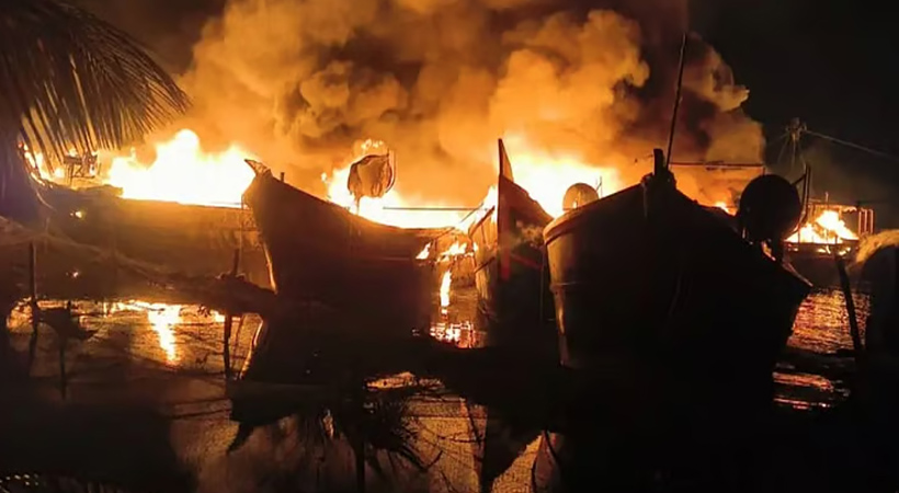 കൊല്ലത്ത് കായലില്‍ കെട്ടിയിട്ടിരുന്ന ബോട്ടുകളില്‍ തീപിടുത്തം; 10 ബോട്ടുകള്‍ കത്തിനശിച്ചു
