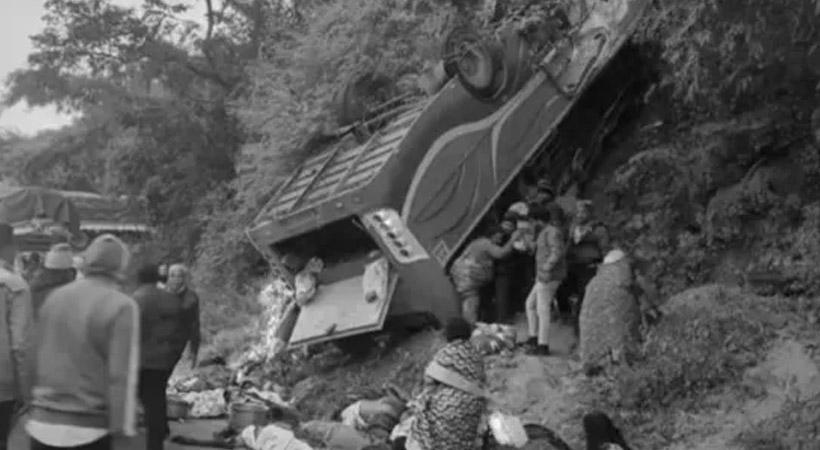 തീര്‍ഥാടകര്‍ സഞ്ചരിച്ച ബസ് കൊക്കയിലേക്ക് മറിഞ്ഞ് ആന്ധ്രാപ്രദേശില്‍ 10 പേര്‍ മരിച്ചു