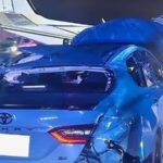 ഫ്‌ളോറിഡയില്‍ ഹൈവേയില്‍ അടിയന്തിര ലാന്‍ഡിംഗ് നടത്തുന്നതിനിടെ ചെറുവിമാനം കാറില്‍ ഇടിച്ചു; വന്‍ ദുരന്തം ഒഴിവായത് തലനാരിഴയ്ക്ക്