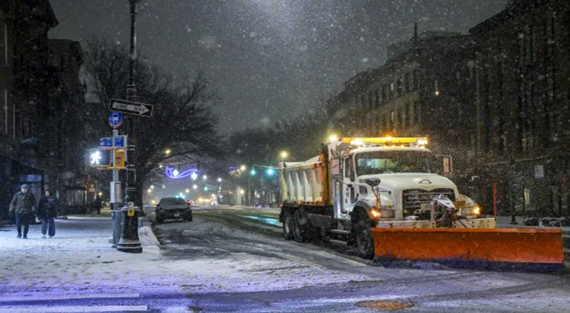 ശൈത്യക്കൊടുങ്കാറ്റില്‍ വിറങ്ങലിച്ച് യുഎസ്എ: 64 ദശലക്ഷം ആളുകള്‍ക്ക് മുന്നറിയിപ്പ്: 5,00 വിമാനങ്ങള്‍ റദ്ദാക്കി