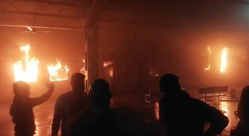 ടാറ്റാനഗര്-എറണാകുളം എക്സ്പ്രസ് ട്രെയിനിന് തീപിടിച്ചു ഒരാള് മരിച്ചു: അപകടമുണ്ടായത് വിശാഖപട്ടണത്തുവെച്ച്