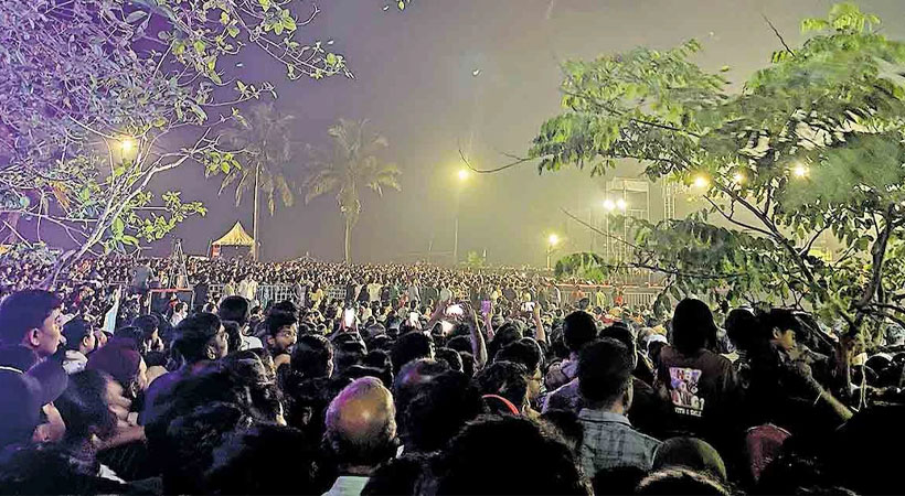 കാസർകോഡ് വേടന്റെ പരിപാടിക്കിടെ തിക്കിലും തിരക്കിലും പെട്ട് ഒട്ടേറെ പേര്‍ക്ക് പരുക്ക്, പരിപാടിക്കിടെ റെയില്‍വേ പാളം മറികടന്ന യുവാവ് ട്രെയിന്‍ തട്ടി മരിച്ചു