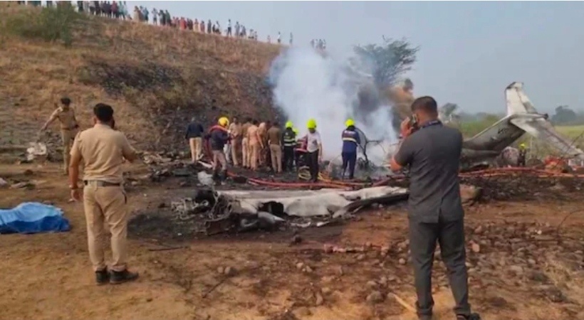 അജിത് പവാർ യാത്ര ചെയ്ത വിമാനം അടിയന്തിര ലാൻഡിംഗിനിടെ പൊട്ടിപ്പിളർന്ന് തിഗോളമായി മാറി