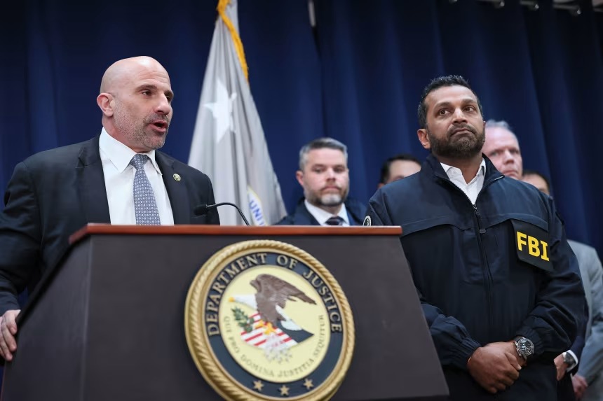 എഫ്ബിഐ ഡെപ്യൂട്ടി ഡയറക്ടറായി ക്രിസ്റ്റഫർ റയ; ഡാൻ ബോംഗിനോ പടിയിറങ്ങി, ബ്യൂറോയിൽ വീണ്ടും പ്രൊഫഷണൽ ടച്ച്