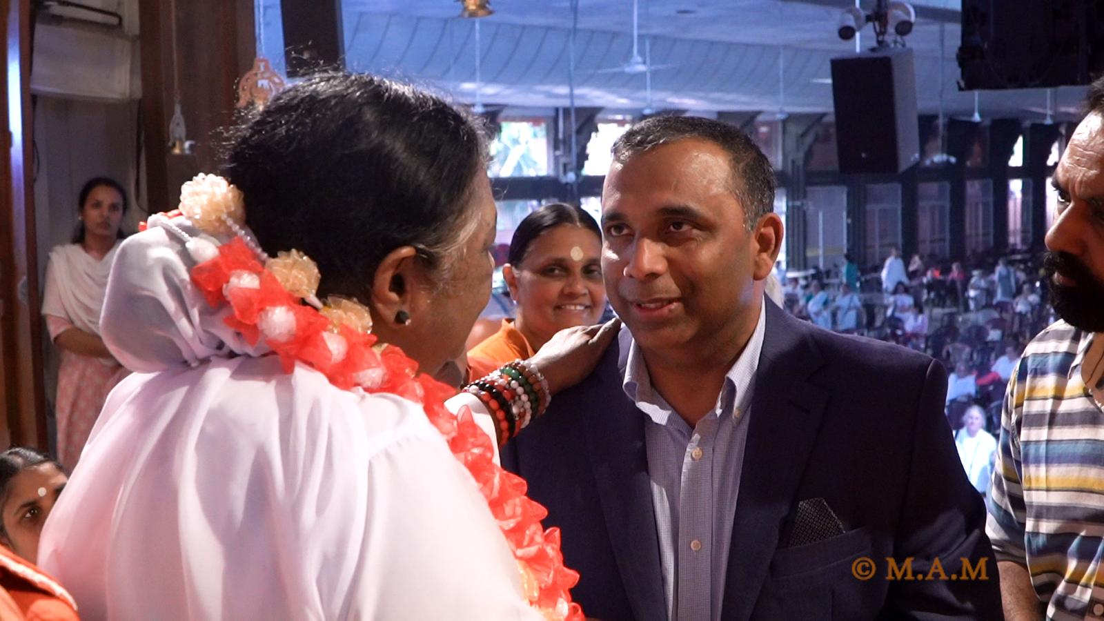 മാതാ അമൃതാനന്ദമയിയുമായി ഫൊക്കാന പ്രസിഡന്റ് സജിമോൻ ആന്റണി കൂടികാഴ്ച നടത്തി