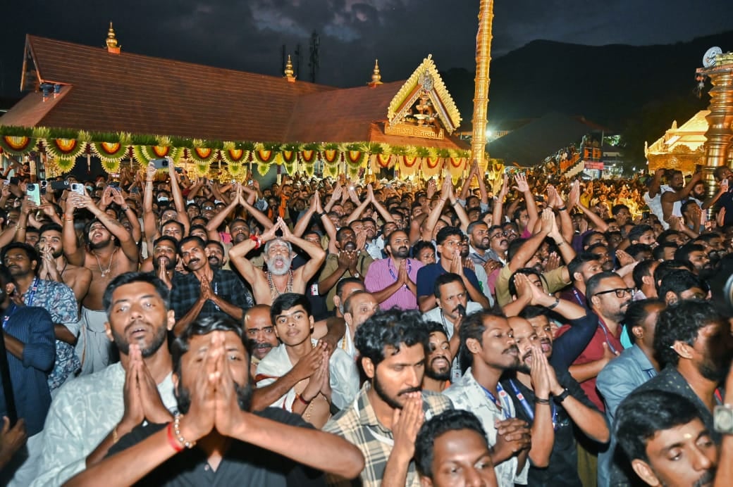 ആയിരങ്ങള്‍ക്ക് ദര്‍ശനപുണ്യമായി ശബരിമല പൊന്നമ്പലമേട്ടില്‍ മകരവിളക്ക്