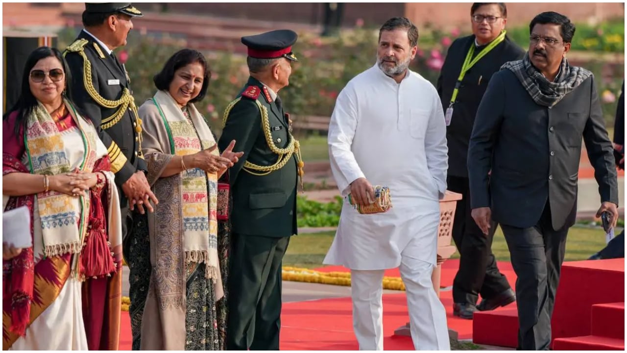 രാഹുൽ ഗാന്ധി മാത്രം ‘പട്ക’ ധരിച്ചില്ലെന്ന് ബിജെപി, രാജ്നാഥും ധരിച്ചില്ലെന്ന് കോൺഗ്രസ്; വസ്ത്രധാരണത്തെ ചൊല്ലി റിപ്പബ്ലിക് ദിന വിരുന്നിൽ വിവാദം