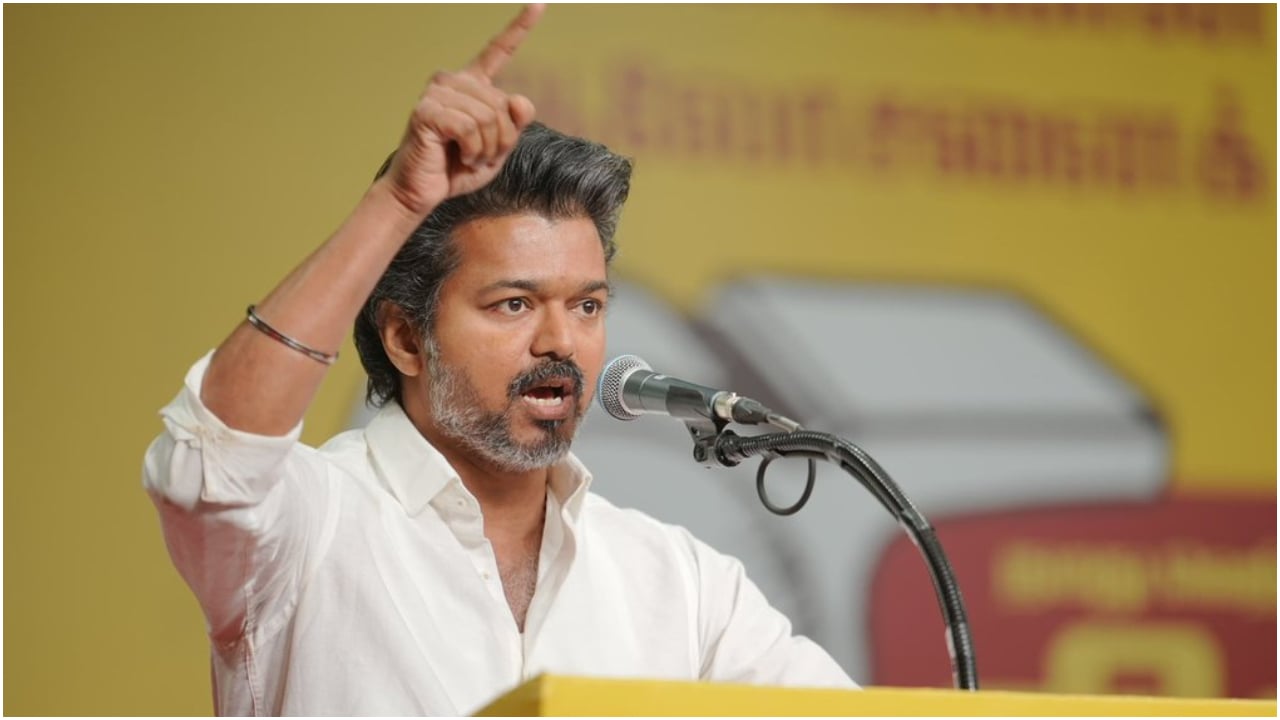 ആരുടെയും അടിമയാകാനല്ല രാഷ്ട്രീയത്തിൽ വന്നത്, ബിജെപി സമ്മർദ്ദത്തിന് വഴങ്ങില്ലെന്നും അഴിമതിക്കെതിരെ വിട്ടുവീഴ്ചയില്ലാത്ത പോരാട്ടമെന്നും വിജയ്, വിസിലടിച്ച് കപ്പ് മുഖ്യമെന്നും പ്രഖ്യാപനം