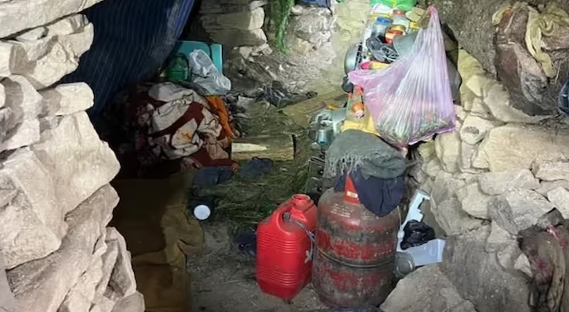 കാഷ്മീരിലെ ഭീകരതാവളം സേന തകര്ത്തു; ഒളികേന്ദ്രത്തില് നിന്നും നിരവധി സാധനങ്ങള് കണ്ടെടുത്തു