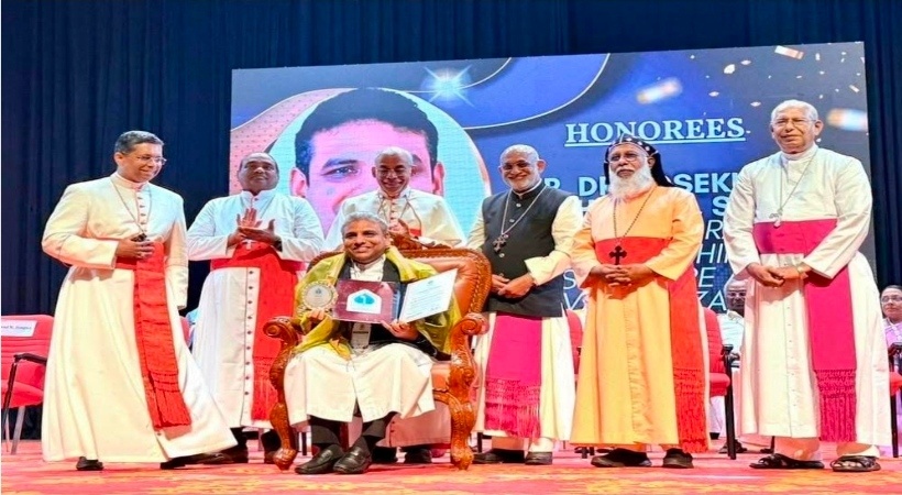 റവ. ഡോ. ജോസ്‌കുട്ടി മഠത്തിപ്പറമ്പിൽ സിബിസിഐ പുരസ്കാരം ഏറ്റുവാങ്ങി