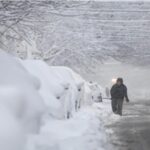 80 മൈൽ വേഗത്തിൽ വീശിയടിക്കുന്ന ശൈത്യക്കാറ്റ്, രണ്ടടി ഉയരത്തിൽ മഞ്ഞു വീഴുന്നു: ഹിമ പാദത്തിൽ വലഞ്ഞ് ന്യൂയോർക്കും ന്യൂജേഴ്സിയും