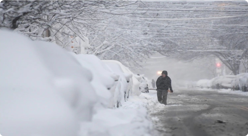 80 മൈൽ വേഗത്തിൽ വീശിയടിക്കുന്ന ശൈത്യക്കാറ്റ്, രണ്ടടി ഉയരത്തിൽ മഞ്ഞു വീഴുന്നു: ഹിമ പാദത്തിൽ വലഞ്ഞ് ന്യൂയോർക്കും ന്യൂജേഴ്സിയും