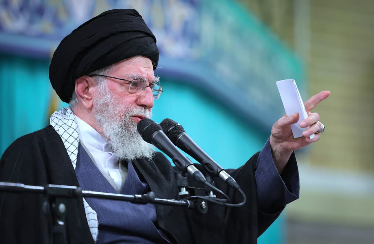 ചർച്ചകൾ നടക്കുന്ന അതേ ദിനം, ട്രംപിന് മറുപടിയുമായി അയത്തുള്ള അലി ഖമേനി;’ലോകത്തിലെ ഏറ്റവും കരുത്തുള്ള സൈന്യത്തിനും കനത്ത പ്രഹരമേൽക്കാം’