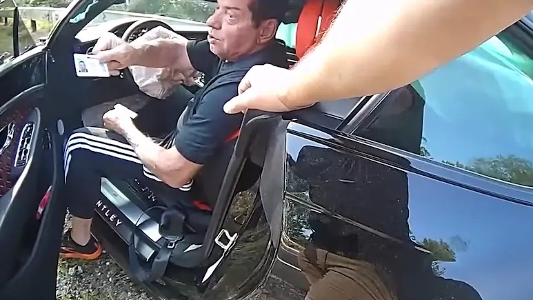 വിൻസ് മക്മോന്റെ ഹൈ-സ്പീഡ് കാർ അപകടം; ബോഡിക്യാം ദൃശ്യങ്ങൾ പുറത്ത്, കൊച്ചുമകളുടെ ജന്മദിനത്തിന് കൃത്യസമയത്ത് എത്താൻ പാച്ചിൽ