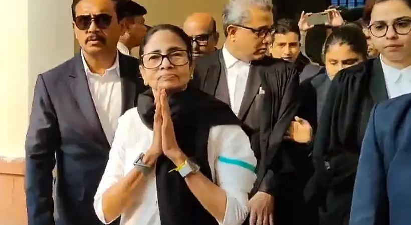അഭിഭാഷക കുപ്പായം ധരിച്ച് സുപ്രീം കോടതിയിൽ നേരിട്ടെത്തി മമതയുടെ പോരാട്ടം; തിരഞ്ഞെടുപ്പ് കമ്മീഷനെതിരെ രൂക്ഷവിമർശനം