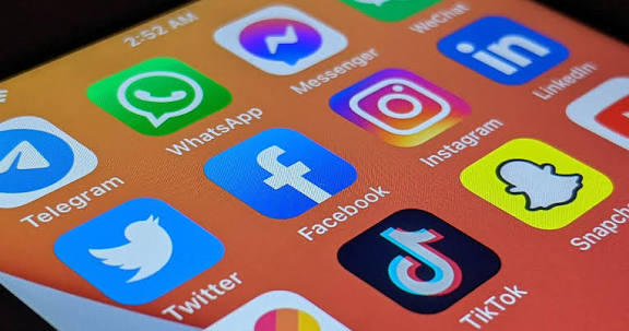 സോഷ്യൽ മീഡിയ പ്ലാറ്റ്‌ഫോമുകൾക്ക് മൂക്കുകയറിടാൻ കേന്ദ്രം; പുതിയ മാർഗ്ഗനിർദ്ദേശങ്ങൾ പുറത്തിറക്കി