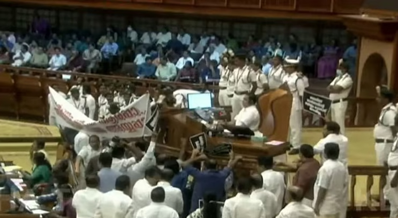 ശബരിമല സ്വര്‍ണക്കൊള്ള: നിയമസഭയില്‍ പ്രതിപക്ഷ പ്രതിഷേധത്തില്‍ നാടകീയ രംഗങ്ങള്‍