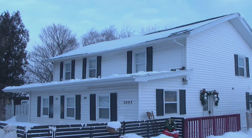 കാണാതായ ഒരാള്‍ക്കുവേണ്ടി തെരച്ചില്‍ നടത്തിയ പോലീസ് ഒരു വീട്ടിനുള്ളില്‍ നിന്നും മൂന്നു മൃതദേഹങ്ങള്‍ കണ്ടെത്തി