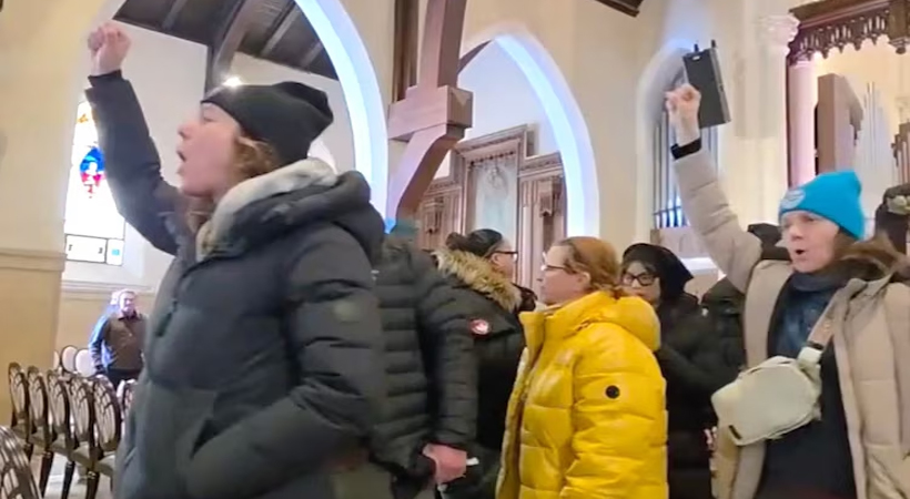 മിനിസോട്ടയില്‍ ഐസിഇ വിരുദ്ധ പ്രക്ഷോഭകര്‍ പള്ളിയില്‍ പ്രതിഷേധിച്ച സംഭവത്തില്‍ 30 പേര്‍ക്കെതിരേ കൂടി കുറ്റം ചുമത്തി