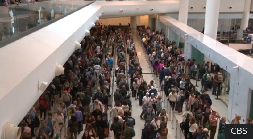 ഹ്യൂസ്റ്റണിലെയും ന്യൂ ഓർലിയാൻസിലെയും വിമാനത്താവളങ്ങളിൽ  ആയിരക്കണക്കിന് യാത്രക്കാരുടെ നീണ്ട നിര