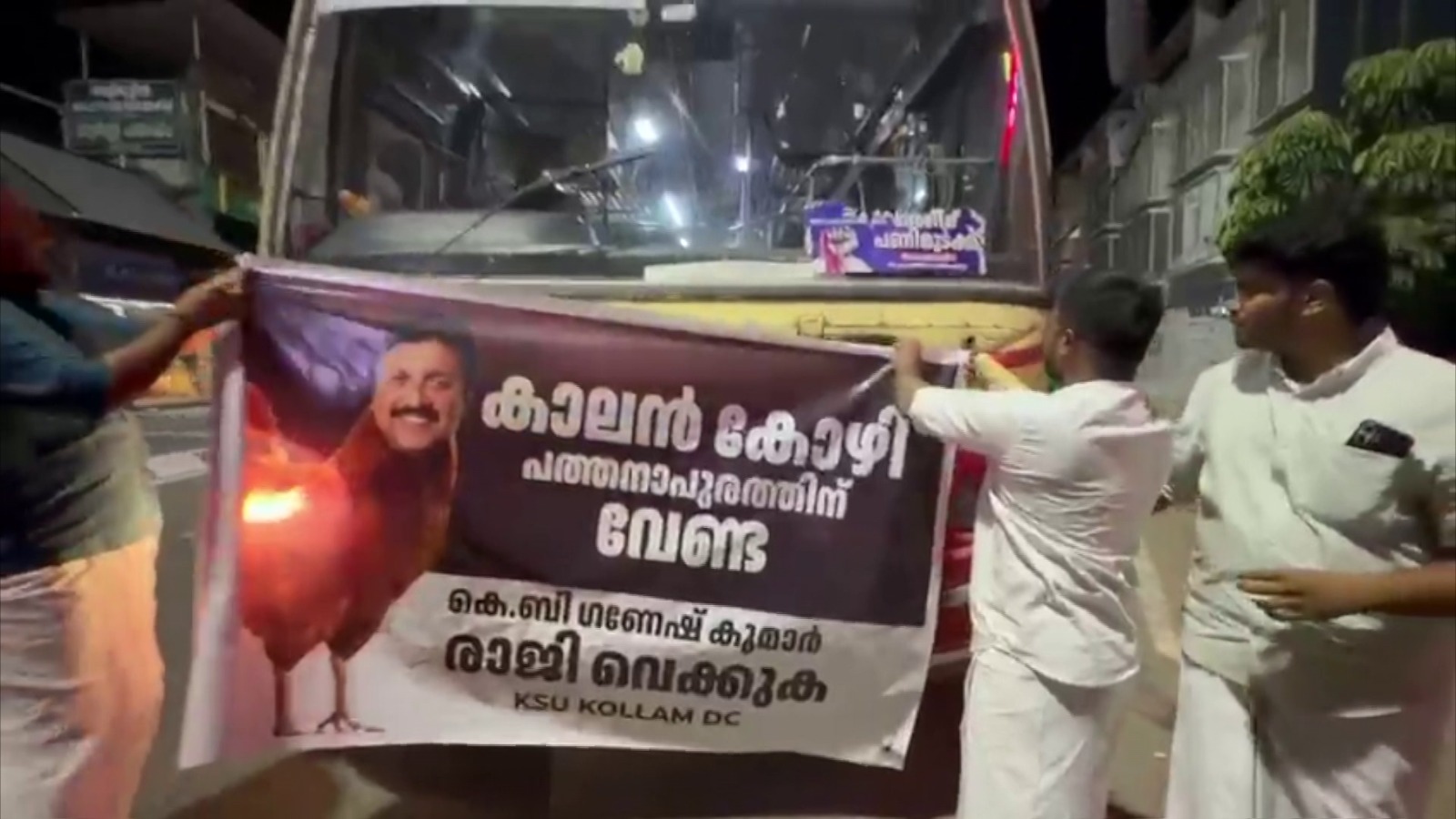 മന്ത്രി ഗണേഷ് കുമാറിനെതിരെ സംസ്ഥാനവ്യാപക പ്രതിഷേധം; കോഴിയുമായി യൂത്ത് കോൺഗ്രസ്, സെക്രട്ടറിയേറ്റിലേക്ക് മാർച്ച്
