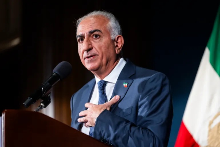 ഭരണമാറ്റത്തിന് തയ്യാറെടുത്ത് മുൻ ഇറാൻ രാജകുമാരൻ; തകർച്ചയ്ക്ക് പിന്നാലെ അധികാരം ഏറ്റെടുക്കുമെന്ന് റാസ പഹ്‌ലവി