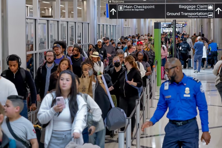 വിമാനത്താവളങ്ങളിൽ പ്രതിസന്ധി രൂക്ഷം, ഹോംലാൻഡ് സെക്യൂരിറ്റി ഷട്ട്ഡൗൺ അവസാനിപ്പിക്കാൻ അമേരിക്കയിൽ തീവ്രശ്രമം; സമവായത്തിനായി ഇരുപാർട്ടികളും