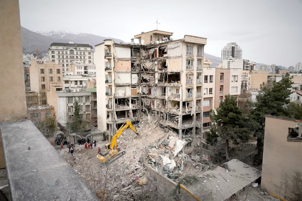 വെടിനിർത്തൽ പ്രഖ്യാപിച്ച് നിമിഷങ്ങൾ മാത്രം, ട്രംപിനെയും ഞെട്ടിച്ച് ടെഹ്റാറിൽ ഇസ്രായേൽ വ്യോമാക്രമണം; ലോകം കടുത്ത ആശങ്കയിൽ