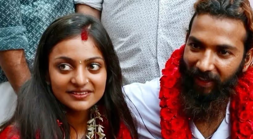 കുംഭമേളയില്‍ മാല വില്പനയിലൂടെ വൈറലായ മൊണാലിസ തിരുവനന്തപുരത്ത് വിവാഹിതയായയതിനു പിന്നാലെ പ്രായവിവാദം കൊടുമ്പിരി കൊള്ളുന്നു