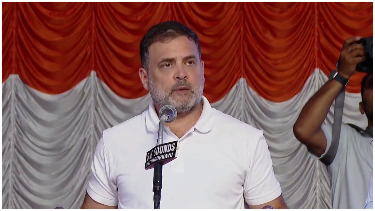 സ്ത്രീകൾക്ക് സൗജന്യ യാത്രയും കോളേജ് വിദ്യാർഥിനികൾക്ക് 1000 രൂപയും, ക്ഷേമ പെൻഷൻ 3000, ഉമ്മൻചാണ്ടി സൗജന്യ ഇൻഷുറൻസ് 25 ലക്ഷം, കേരളത്തിൽ 5 ഗ്യാരണ്ടി പ്രഖ്യാപിച്ച് രാഹുൽ