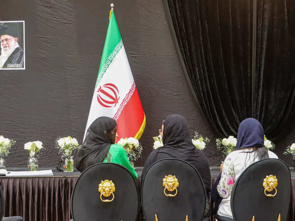 ഖമനേയിയുടെ വധത്തിൽ അനുശോചനം രേഖപ്പെടുത്താൻ ഇറാൻ എംബസിയിലെത്തി കപിൽ സിബൽ; കേന്ദ്ര സർക്കാരിനെതിരെ രൂക്ഷവിമർശനം