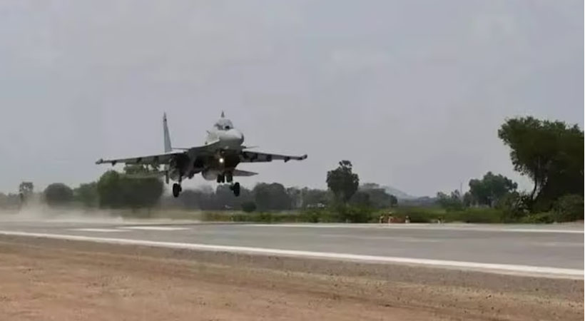 അസാമില്‍ പറന്നുയര്‍ന്ന സുഖോയ് യുദ്ധവിമാനം തകര്‍ന്നുവീണു