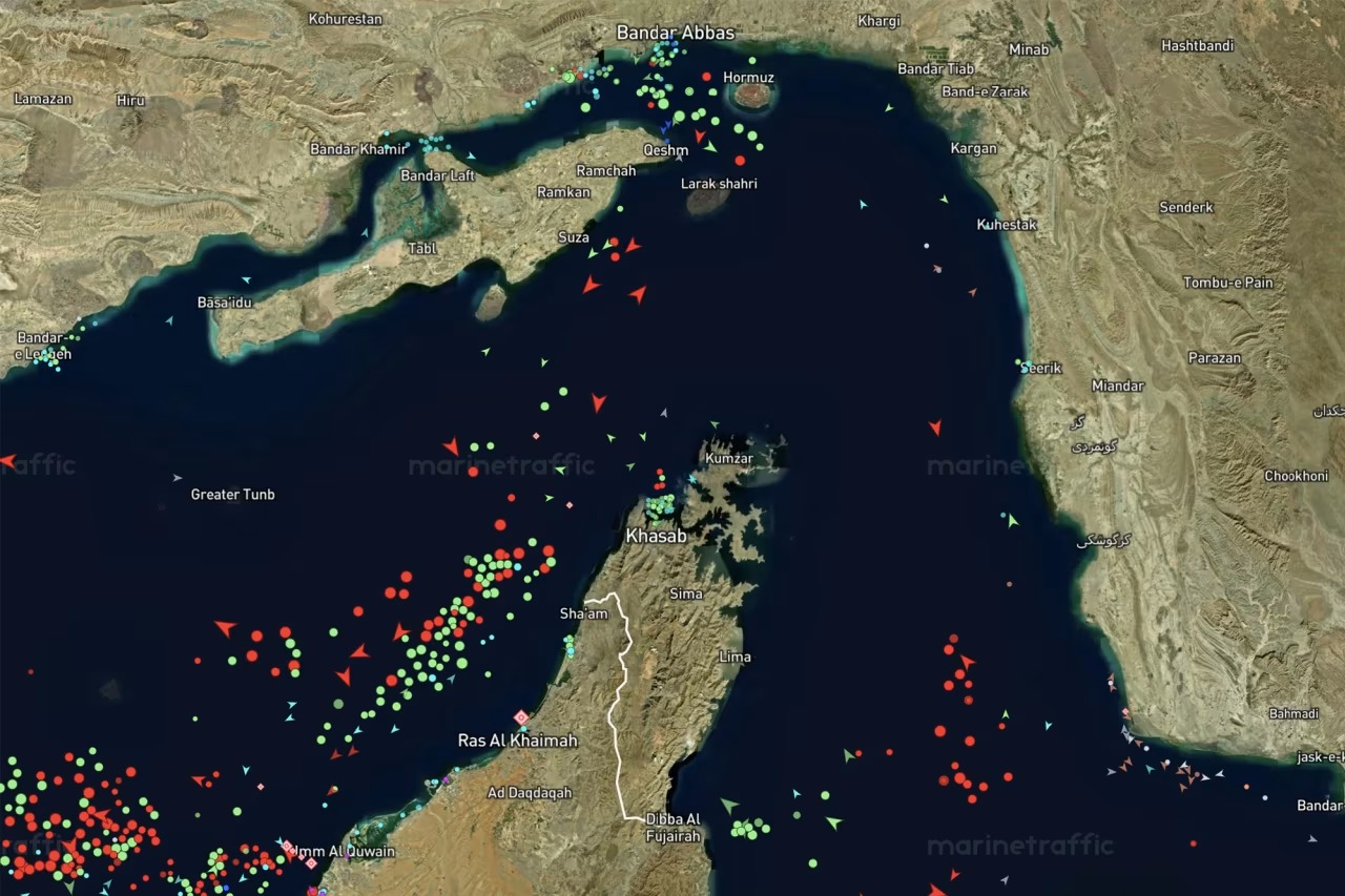 ഹോർമുസ് കടലിടുക്ക് നിശ്ചലമായി തുടരുന്നു: മൂന്നാം ദിനവും കപ്പലുകൾ പാതിവഴിയിൽ, ഭീഷണിയുമായി ഇറാൻ സേന