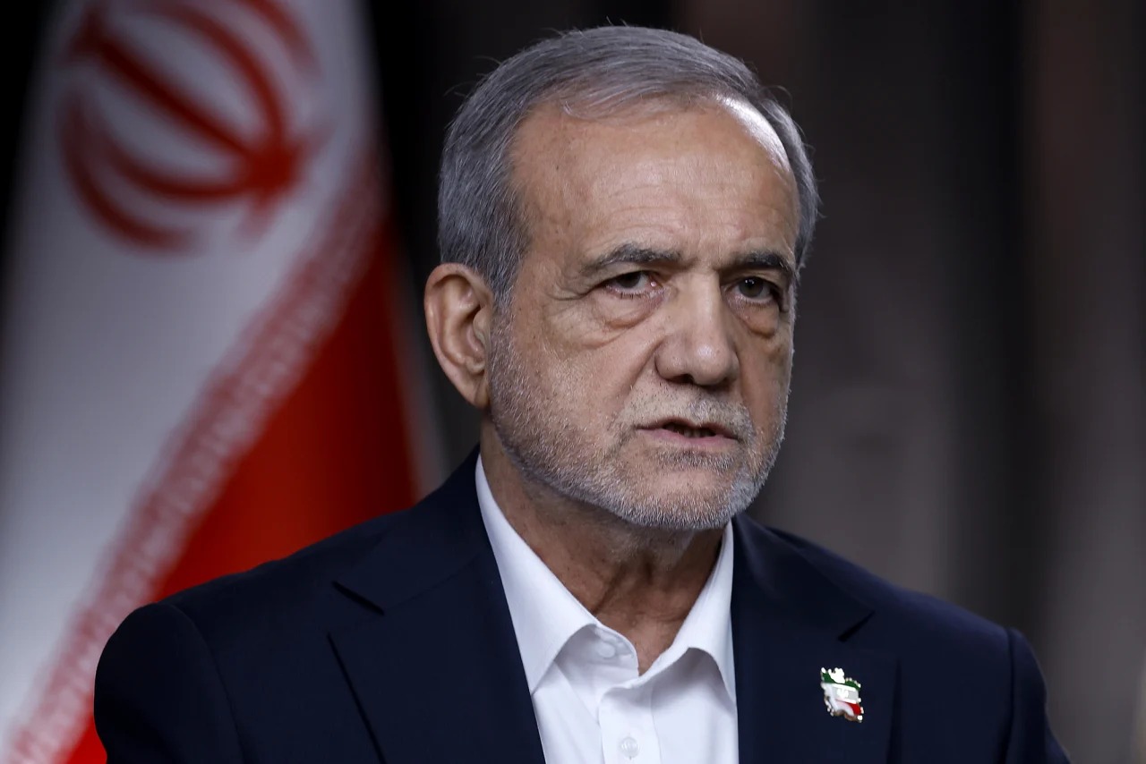 പോർച്ചുഗീസുകാരെ തുരത്തിയതിന്റെ ഓർമ്മ പുതുക്കി ഇറാൻ; തുറമുഖങ്ങൾ തടയാനുള്ള നീക്കം പരാജയപ്പെടുമെന്ന് ഇറാൻ പ്രസിഡന്റ്