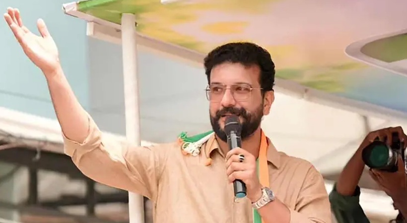 സ്ത്രീവിരുദ്ധ പരാമർശം നടത്തിയെന്ന് ആരോപിച്ച് പിഷാരടിക്കെതിരെ മഹിളാ മോർച്ച പരാതി നൽകി; തോൽവി ഭയന്നുള്ള ഗിമ്മിക്കെന്ന് താരത്തിന്റെ പ്രതികരണം