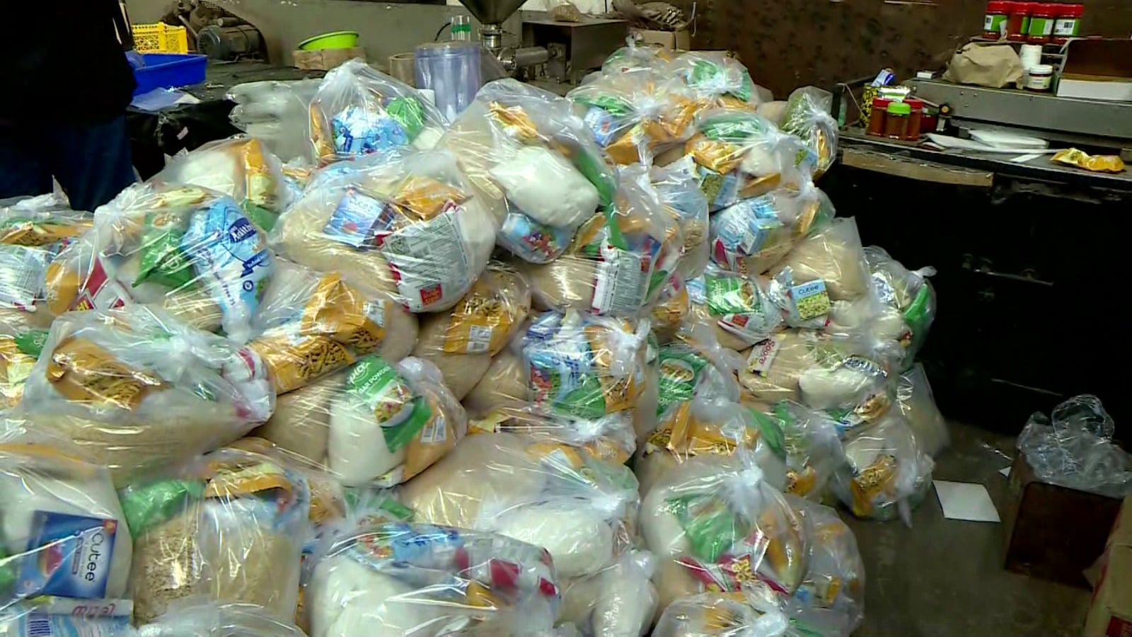 വീണ്ടും വോട്ടിന് കിറ്റ് ! ബിജെപി നേതാവിന്റെ സഹോദരന്റെ അച്ചാർ കമ്പനിയിൽ നിന്ന് ഭക്ഷ്യക്കിറ്റുകൾ പിടിച്ചു