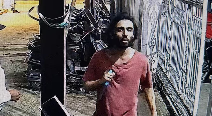 മുംബൈയില്‍ രണ്ട് സുരക്ഷാ ഗാര്‍ഡുകളെ കുത്തിപ്പരിക്കേല്പിച്ച ആള്‍ യുഎസില്‍ നിന്നും മടങ്ങിയെത്തിയ വ്യക്തി