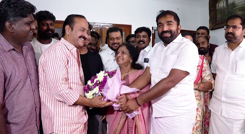 ഉമ്മൻ ചാണ്ടിയുടെ വസതിയിലെത്തി നിയുക്ത മുഖ്യമന്ത്രി, ഉമ്മൻ ചാണ്ടി മന്ത്രിസഭയിൽ അംഗമാകാൻ കഴിയാത്തത് വലിയ നഷ്ടം; പിണറായിയെയും ഉടൻ കാണുമെന്നും സതീശൻ