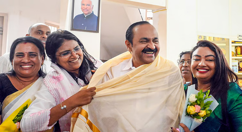 സെന്ട്രല് സ്റ്റേഡിയത്തിലേക്ക് ജനപ്രവാഹം: ഇന്ന് യുഡിഎഫിന്റെ ദിനമെന്ന് പ്രവര്ത്തകര്