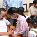 ഉടുപ്പില്‍ മുഖ്യമന്ത്രിയുടെ ഒപ്പ് വേണം; ആഗ്രഹം സഫലമാക്കി കുട്ടിക്കൂട്ടം