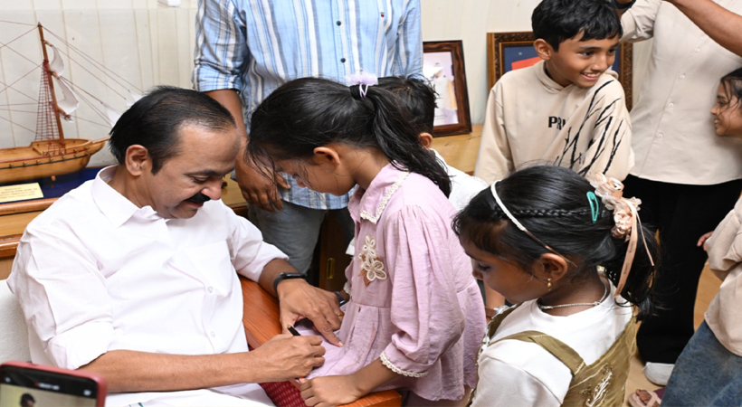 ഉടുപ്പില്‍ മുഖ്യമന്ത്രിയുടെ ഒപ്പ് വേണം; ആഗ്രഹം സഫലമാക്കി കുട്ടിക്കൂട്ടം