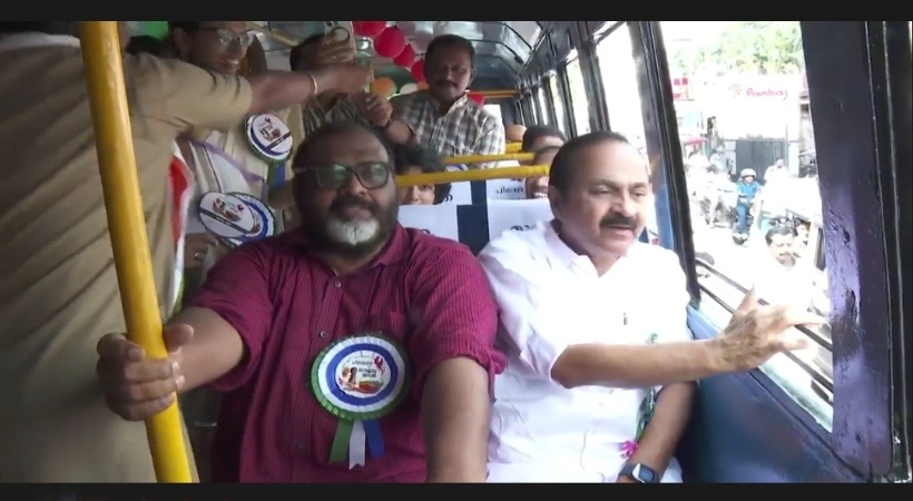 ‘പ്രിയദര്ശിനി യാത്രയ്ക്ക് പച്ചക്കൊടി വീശി മുഖ്യമന്ത്രി: സ്ത്രീകള്ക്ക് കെഎസ്ആര്ടിസി ഓര്ഡിനറി ബസുകളില് സൗജന്യ യാത്രയ്ക്ക് തുടക്കമായി
