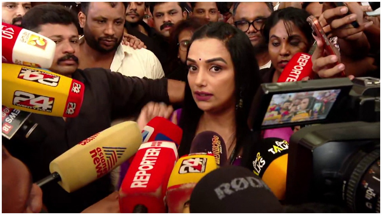 അധ്യക്ഷ സ്ഥാനത്തിന് പിന്നാലെ അംഗത്വവും രാജിവെച്ച് ശ്വേത മേനോൻ; ‘അമ്മ’ കുറ്റാരോപിതരുടെ കൈകളിലേക്ക്, പാവയാകാൻ കഴിയില്ലെന്ന് തുറന്നടിച്ച് പ്രതികരണം