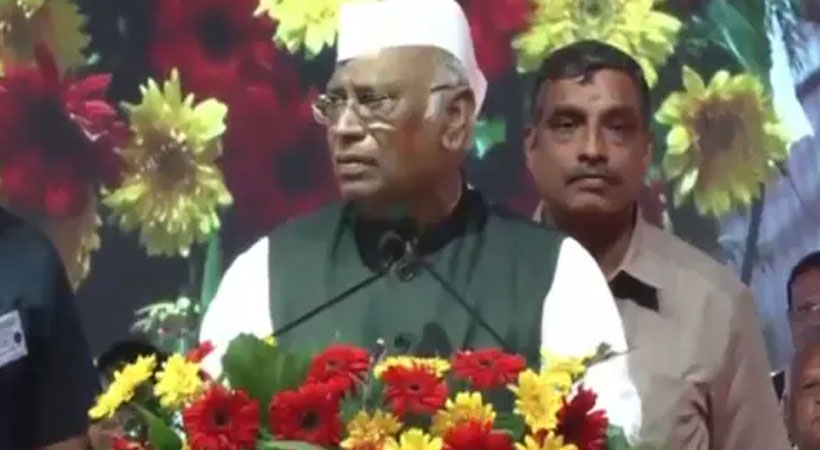 പാര്‍ട്ടി പരിപാടിക്കിടെ അണികളെ ശാസിച്ച് കോണ്‍ഗ്രസ് ദേശീയാധ്യക്ഷന്‍ മല്ലികാര്‍ജുന്‍ ഖാര്‍ഗെ