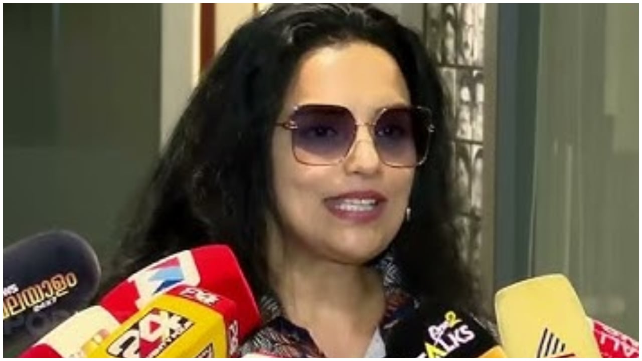 ‘അമ്മ’യിൽ തർക്കം അതിരൂക്ഷം; ബിജെപിക്കാരിയാക്കാൻ ശ്രമമെന്ന് ആരോപിച്ച് സ്റ്റേജിൽ കയറി ശ്വേത മേനോൻ രാജി പ്രഖ്യാപിച്ചു