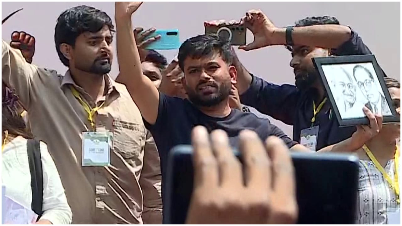 ധർമ്മേന്ദ്ര പ്രധാന്റെ രാജി ആവശ്യപ്പെട്ട് രാത്രിയും ജന്തർ മന്തറിൽ സിജെപി പ്രതിഷേധം, വെള്ളവും വൈദ്യുതിയും തടഞ്ഞ് പൊലീസ്, നാടകീയ രംഗങ്ങൾ; ഒടുവിൽ പുനസ്ഥാപിച്ചു