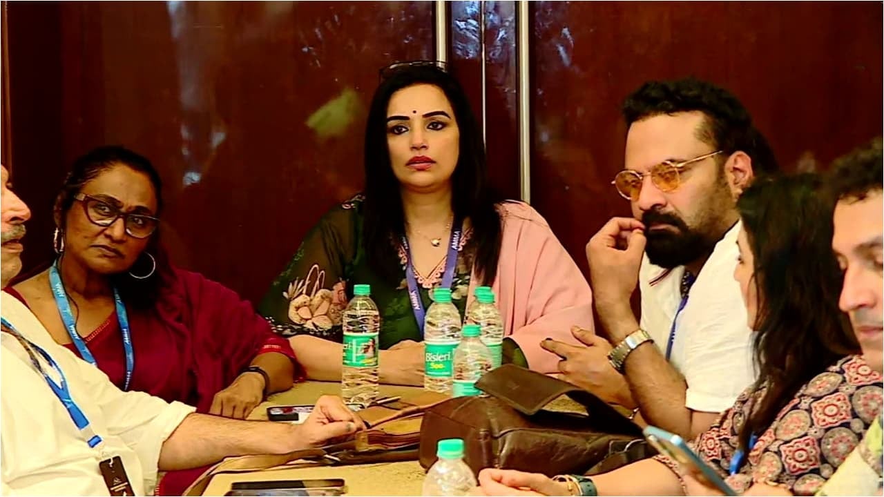 ‘അമ്മ’യിൽ കൂട്ടരാജി; ശ്വേത മേനോന്റെ രാജി പ്രഖ്യാപനത്തിന് പിന്നാലെ ഭരണസമിതി ഒന്നടങ്കം രാജിവച്ചു, താരസംഘടനയിൽ വൻ പ്രതിസന്ധി പരിഹരിക്കാൻ അഡ്ഹോക്ക് കമ്മിറ്റി